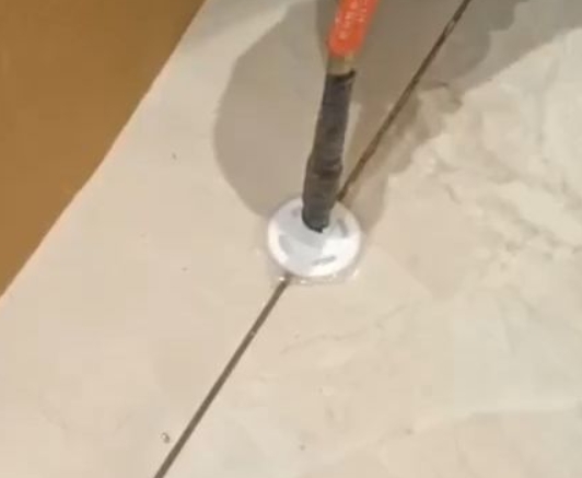 滦南瓷砖空鼓维修公司专业解答瓷砖在铺贴过程中，如果没有涂抹均匀到位的粘结材料（如水泥砂浆或瓷砖胶），可能会导致以下问题