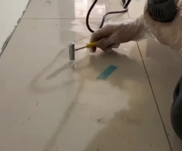 滦南瓷砖开裂维修公司专业分享瓷砖在铺贴前如果没有沥干水分，将会导致以下问题